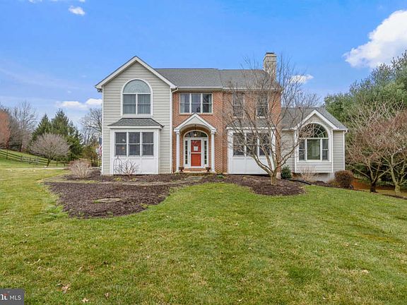 3rd image of 500 Fox Hollow Dr