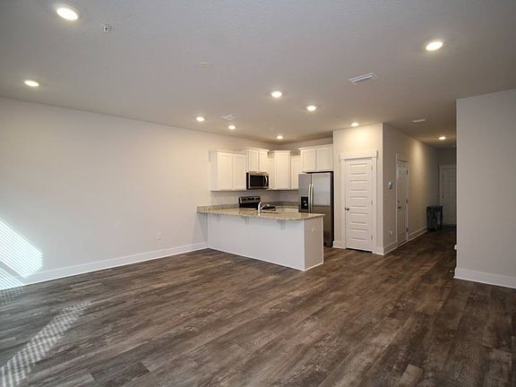 3rd image of 1635 Iroquois Ct