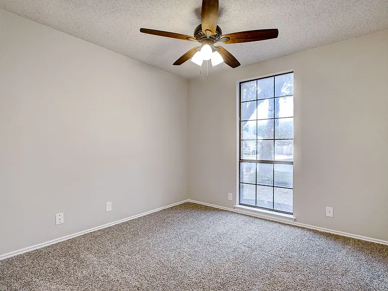 11823 Adriana Maria — Photo 21