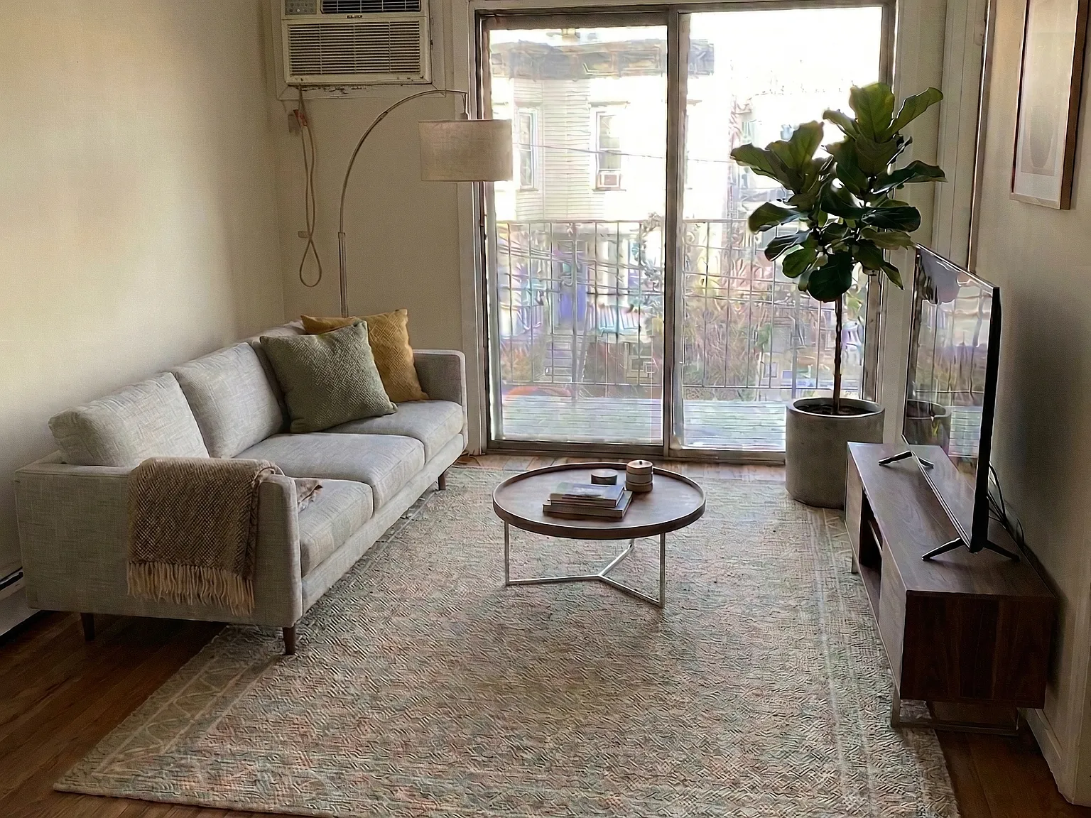 4 bed, 1300 sqft, $3,600 — Photo 1