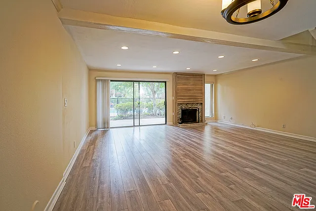 3 bed, 2.5 bath, 1390 sqft, $3,950 — Photo 3