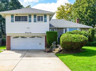 25 Market Dr, Syosset, NY 11791