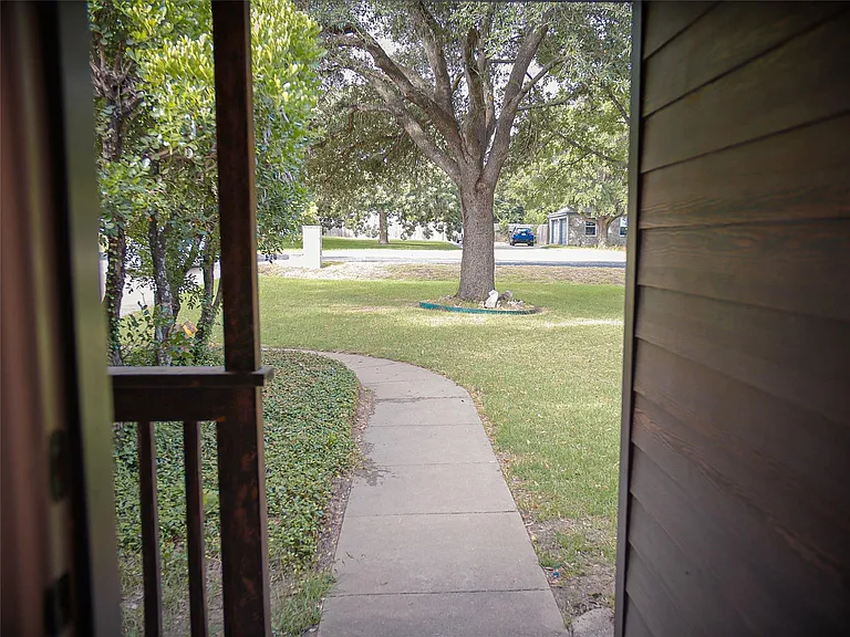 1612 Buttercup Rd — Photo 3