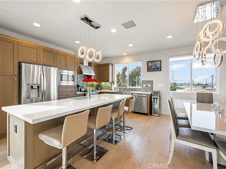1068 Hampton Dr — Photo 8