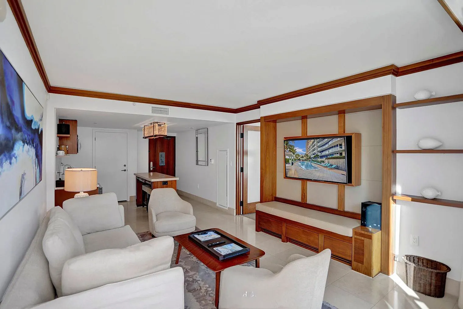 1 bed, 1.0 bath, 548 sqft, $4,051 — Photo 2