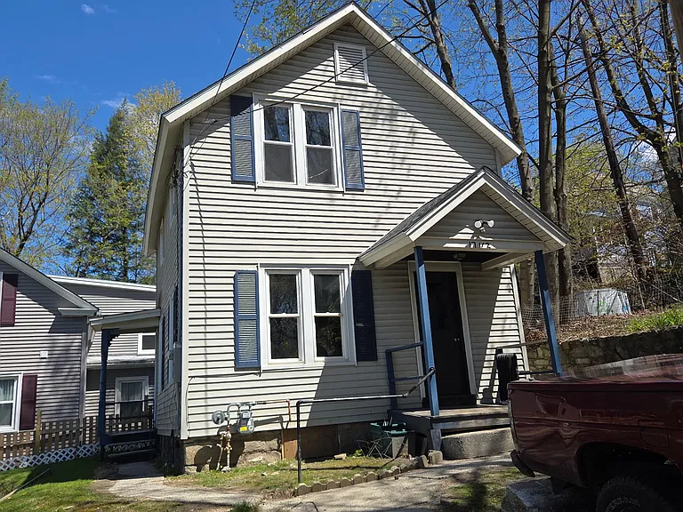 17-17 1/2 Jackson St — Photo 3