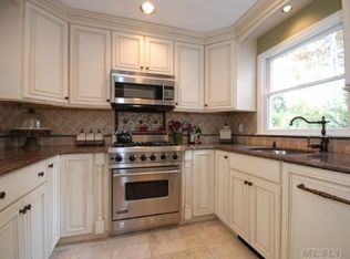 38 Beverly Rd, Smithtown, NY 11787