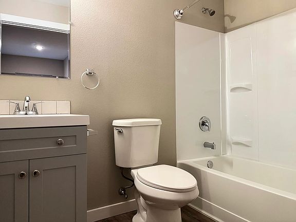 5th image of 2601 SW Hailey Ave #103