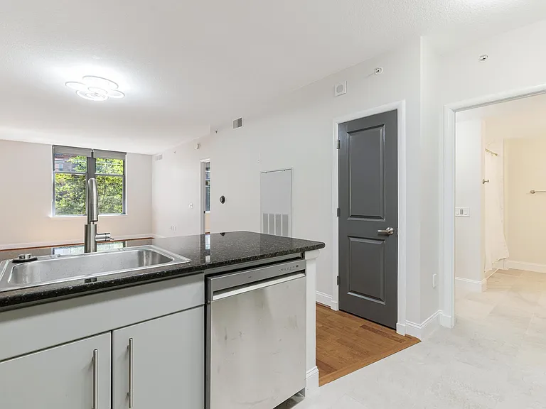 1021 N Garfield St — Photo 4