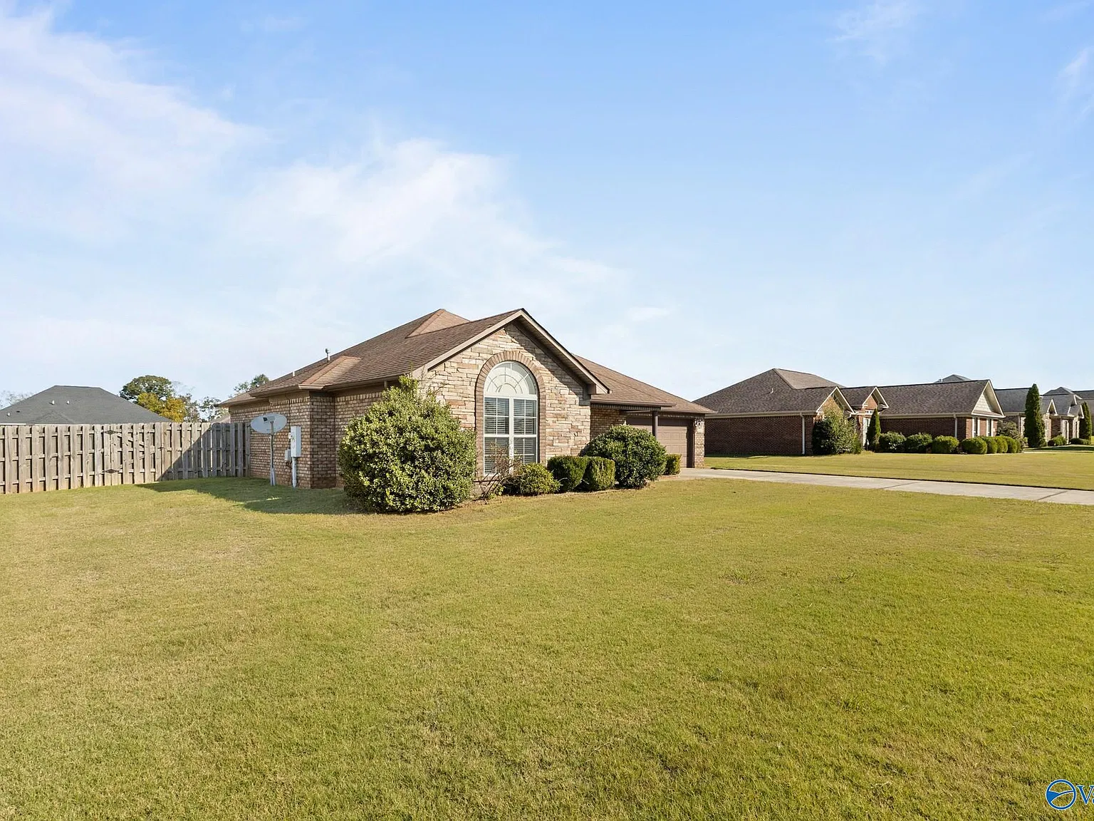 3 bed, 2.0 bath, 1439 sqft, $1,650 — Photo 2