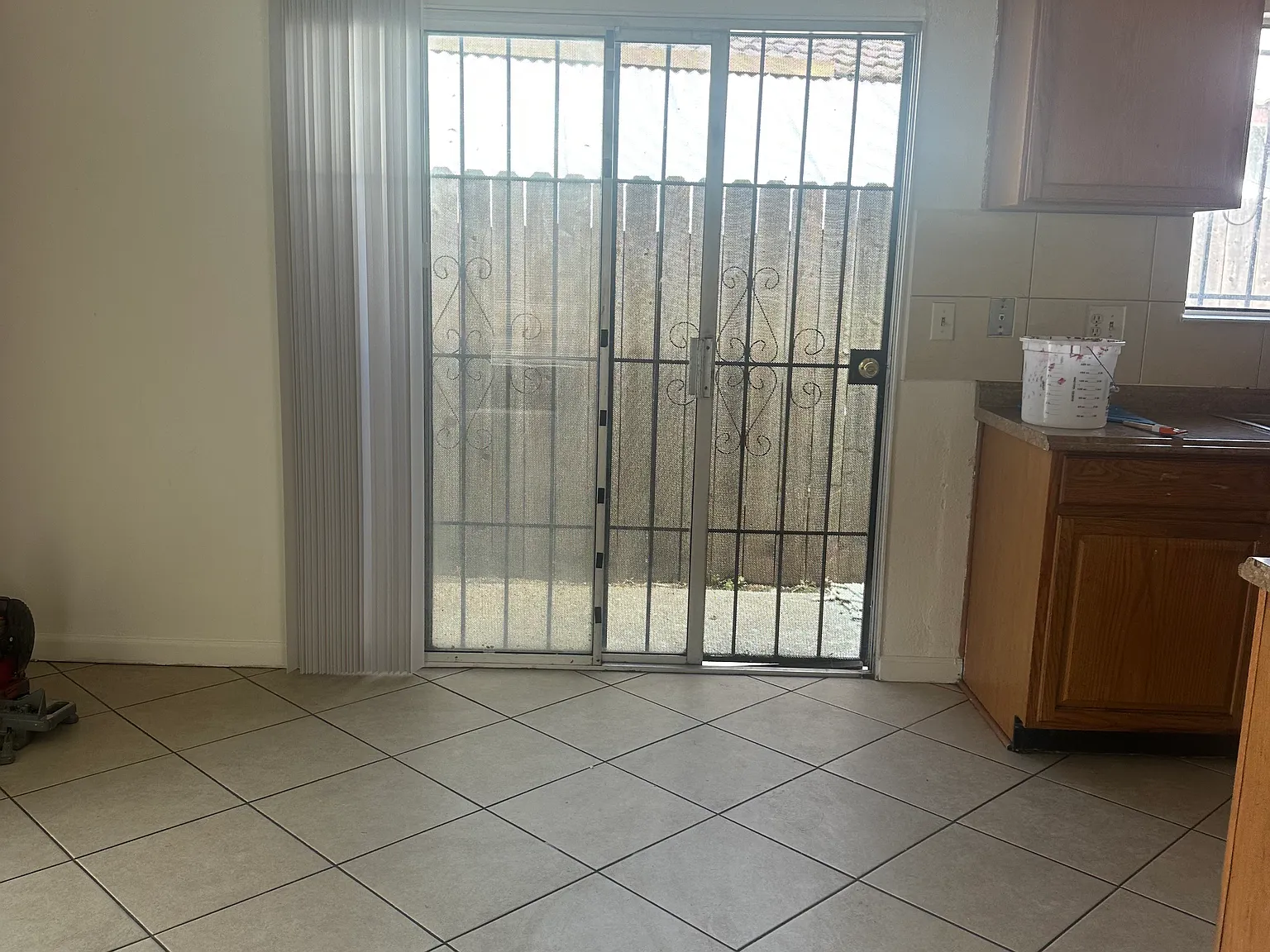 3 bed, 950 sqft, $2,050 — Photo 4