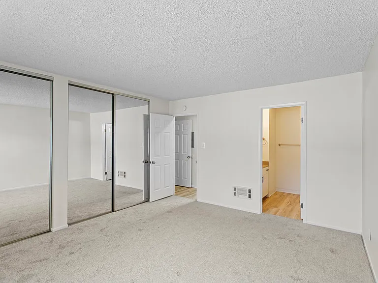 Tuscany Apartments — Photo 35