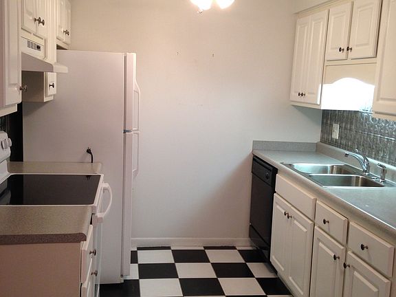 3rd image of 32550 Harper Ave