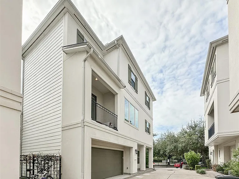2 Hermann Park Ct — Photo 2
