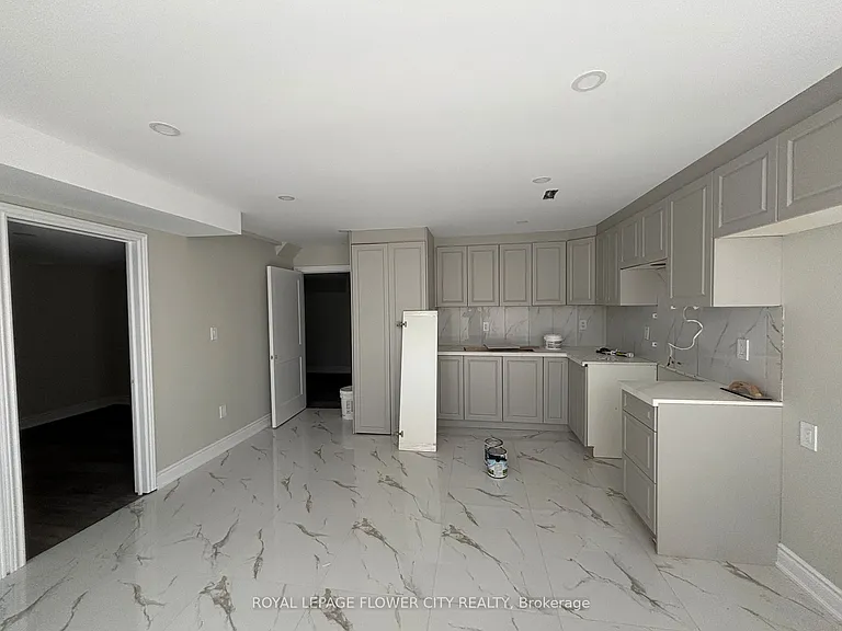 200 Hunter Way #BASEMENT — Photo 2