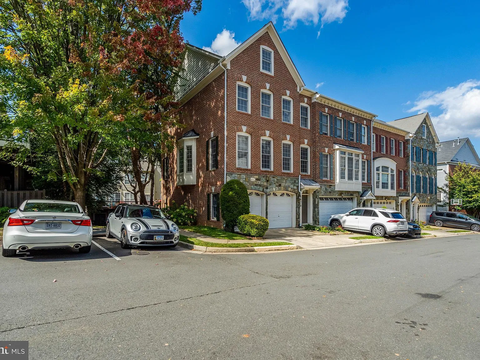 3 bed, 2.5 bath, 1864 sqft, $3,475 — Photo 3