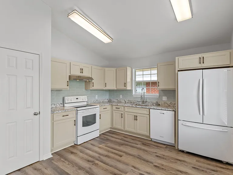 28 Easton St — Photo 13