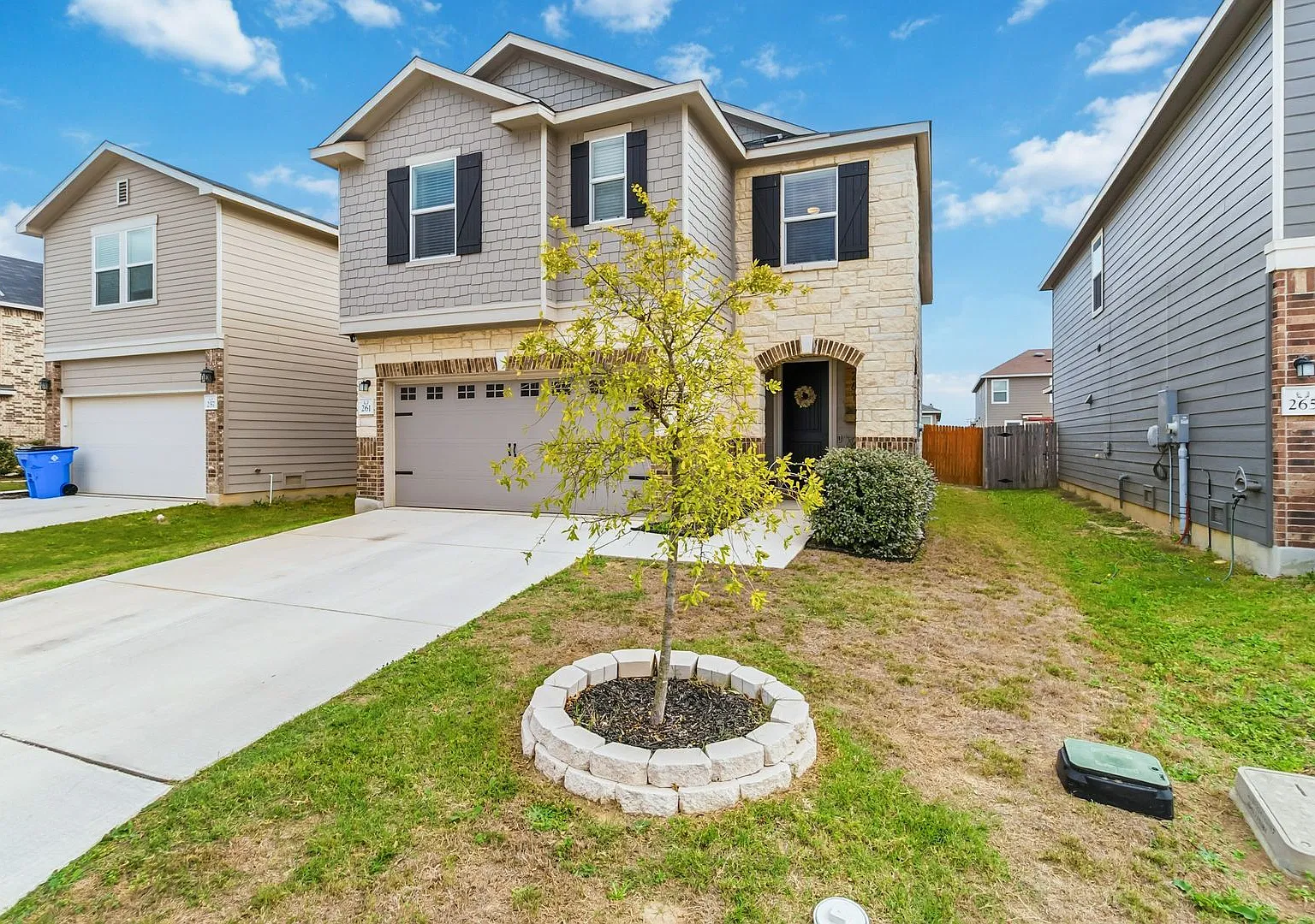 Spacious 3BR Home | 2 Living Areas | Game Room | Community Pool — Photo 2