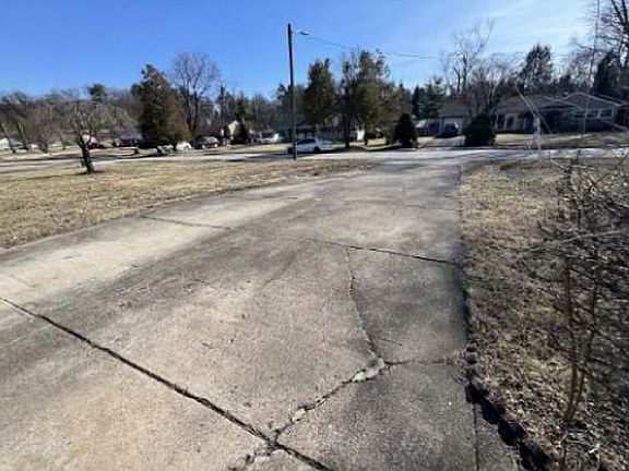 Exterior Neighborhood (street photo)