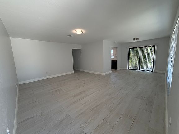 5th image of 906 SE 14th Ter APT B