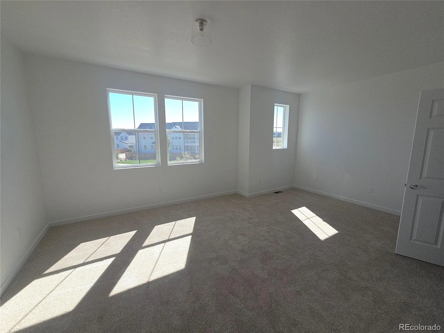 3 bed, 2.5 bath, 1654 sqft, $2,980 — Photo 3