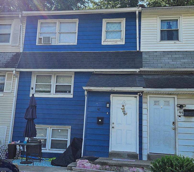 1st image of 42 Oakmont Dr
