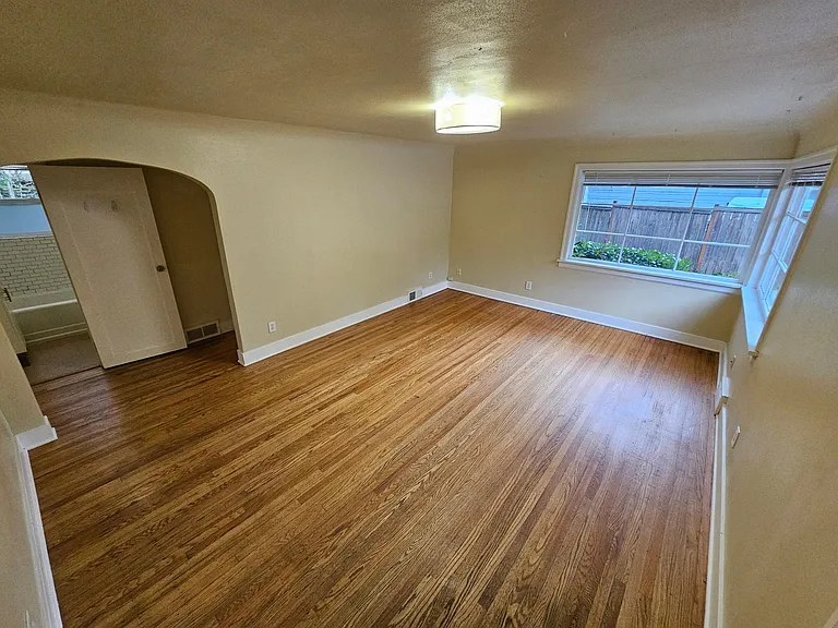8815 Ravenna Ave NE — Photo 3