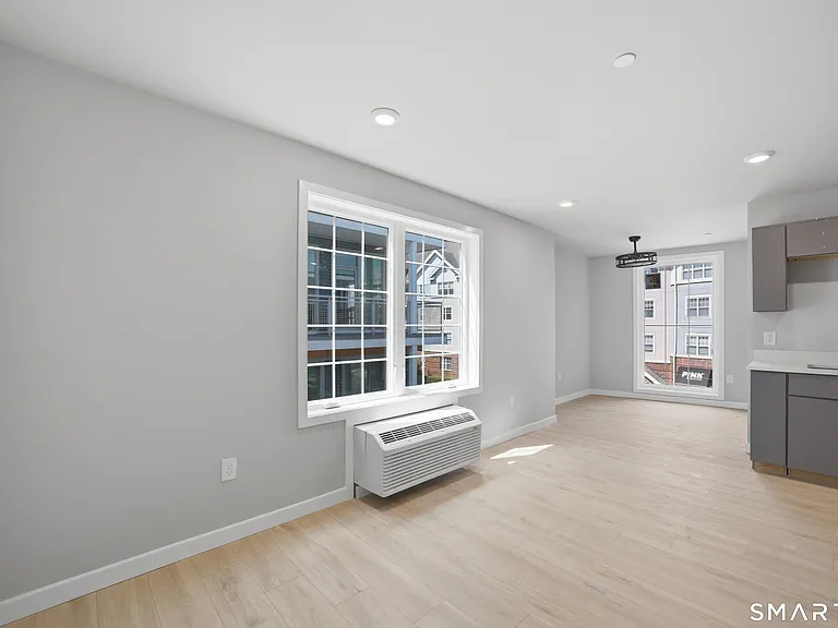 589 Bedford St #301 — Photo 4