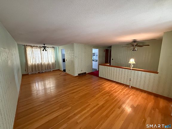 4th image of 321 Knob Hill Road
