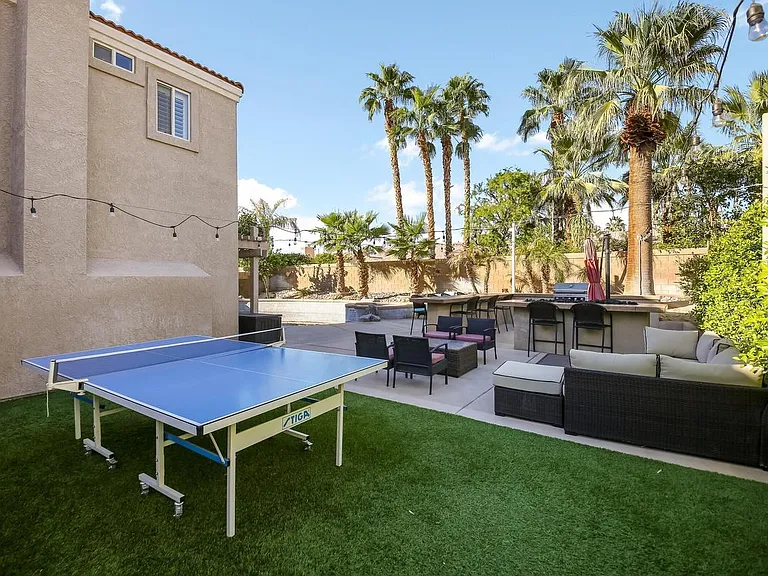 Tennis table