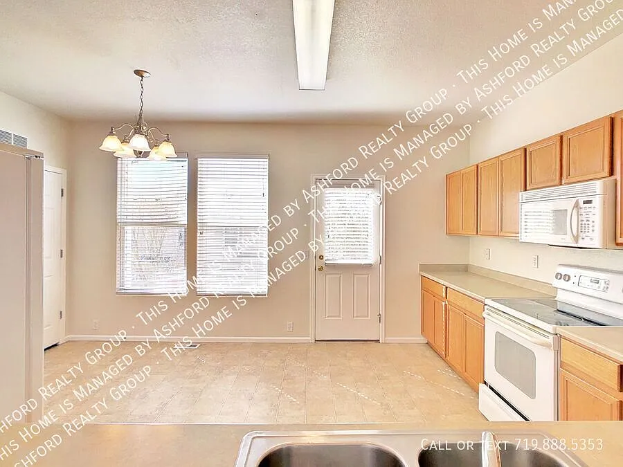 3 bed, 2.5 bath, 1507 sqft, $1,750 — Photo 2