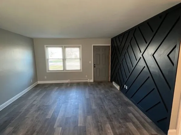 415 E North St APT 1, Somonauk, IL 60552