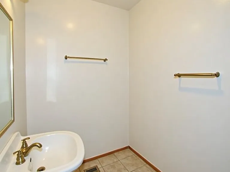 1822 Williams Way E — Photo 3