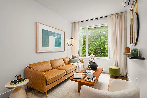 Living room, photo 2