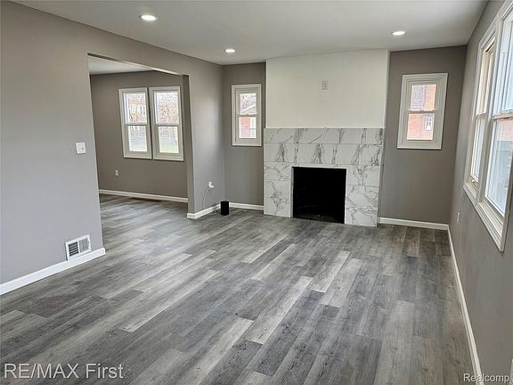 5th image of 10055 Ward St