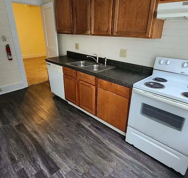 27 Curry St — Photo 3