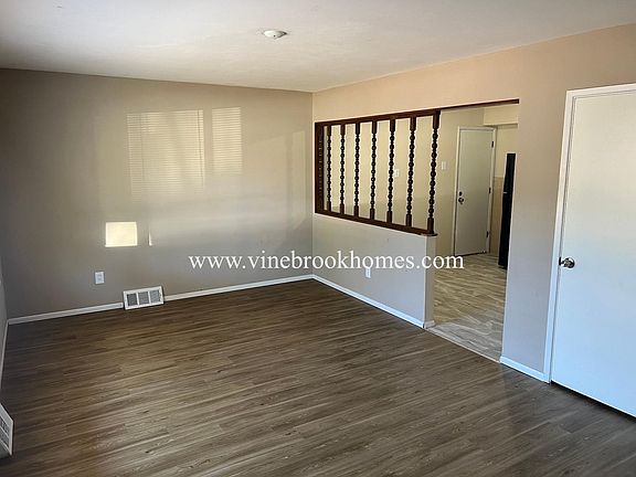 3rd image of 27 Elwood Ct