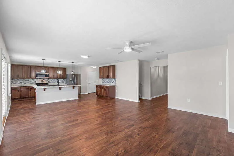 5 bed, 2.5 bath, 2598 sqft, $2,445 — Photo 4