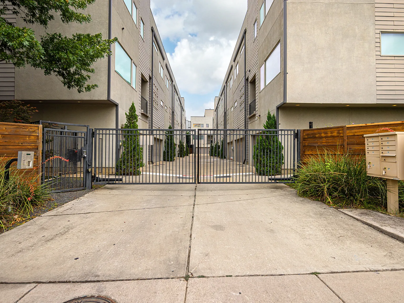 3 bed, 3.5 bath, 2102 sqft, $3,300 — Photo 4