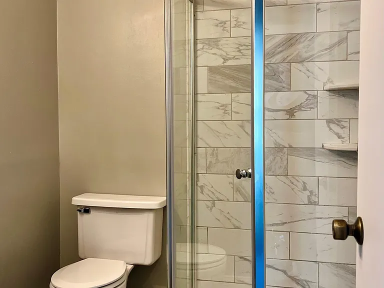 peek into the 2nd full bath