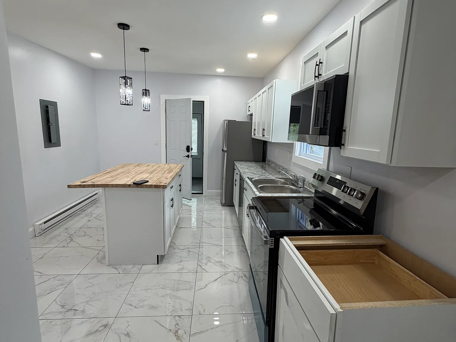 4 bed, 1300 sqft, $3,300 — Photo 4