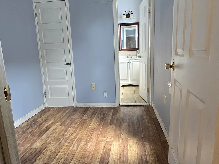 210 W 35th St #1 — Photo 2