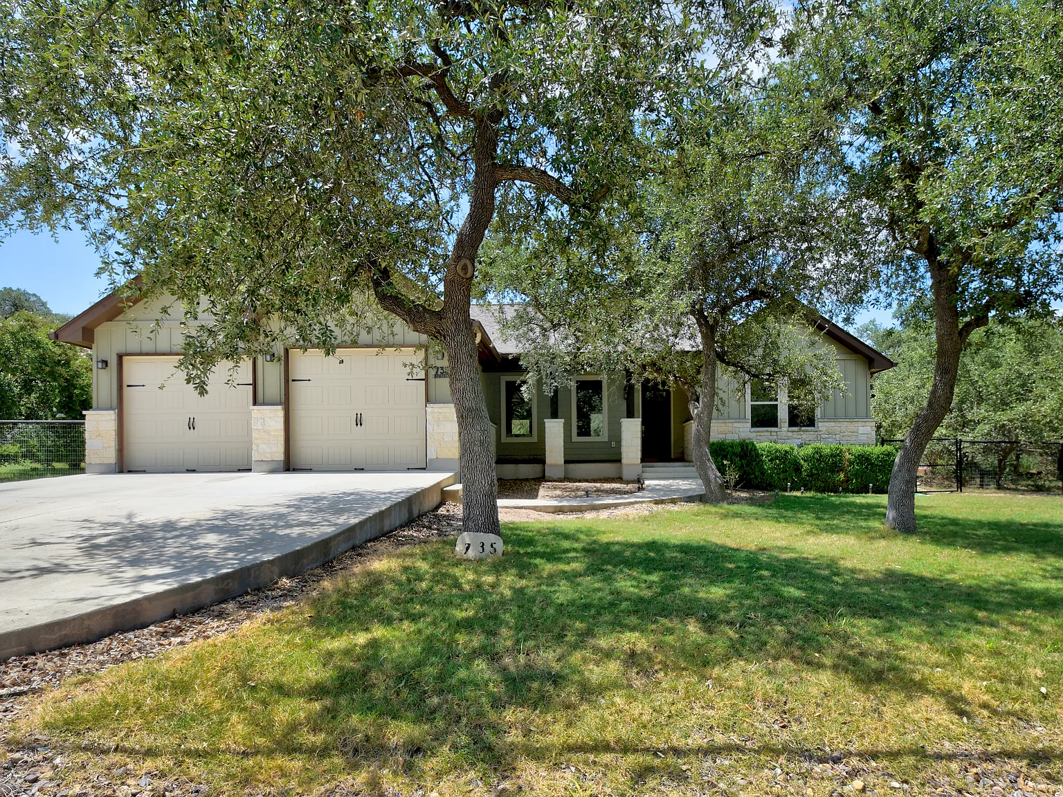 3 bed, 1928 sqft, $2,400 — Photo 1