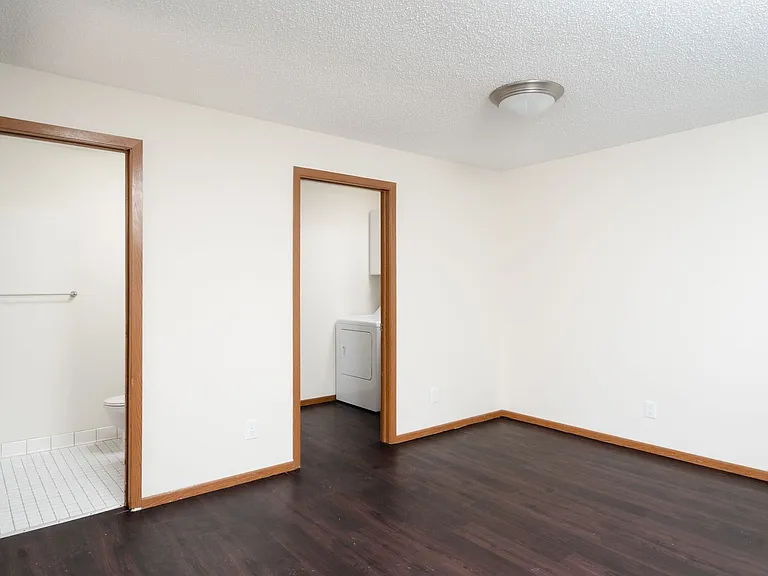 Hummingbird Cove Apartments — Photo 33