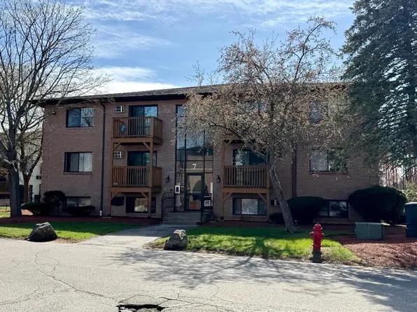 7 Lancelot Ct APT 8, Salem, NH 03079