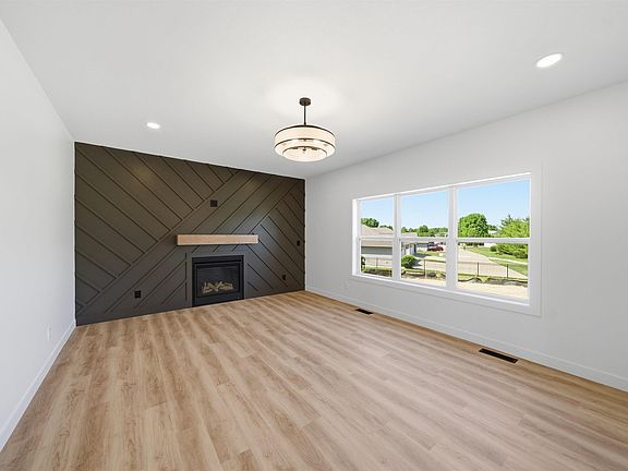 5th image of 256 Karagen Cir