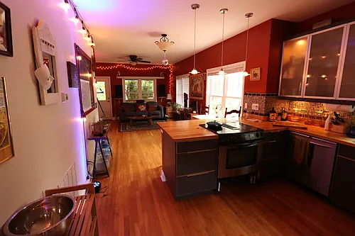 9 Central Ave W Photo 1