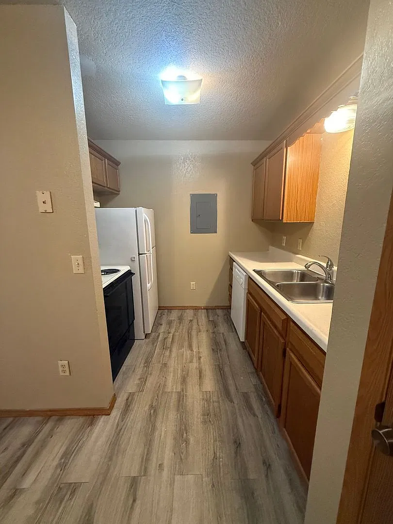 2 Bedroom 1.5 Bath Apartment Available Now! — Photo 4