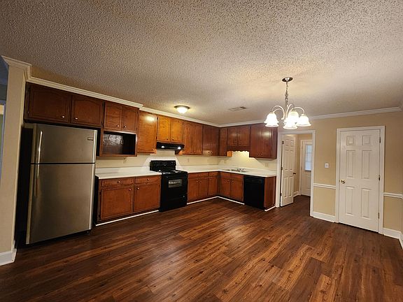 eat-in kitchen