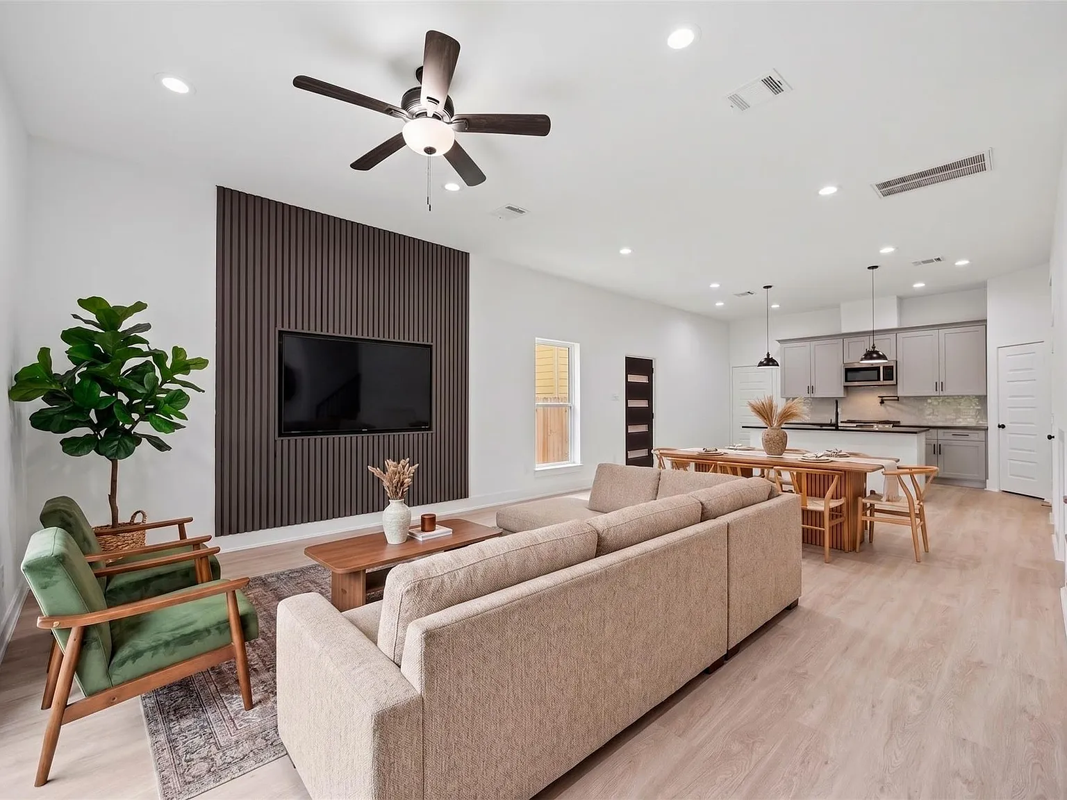 3 bed, 2.5 bath, 1848 sqft, $2,200 — Photo 2